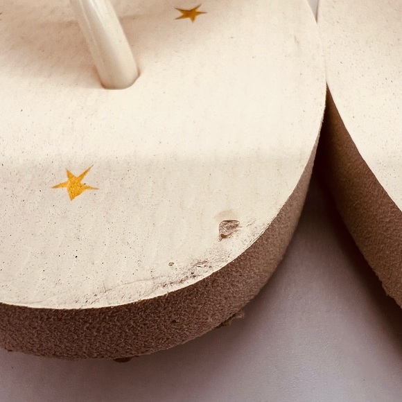 Tory Burch Cream Flip Flops with Gold Accents estimated size 6 - Picture 11 of 14